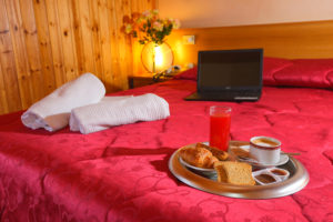 Camera Matrimoniale - Hotel Holidays Barrea - Vista Lago e Montagna