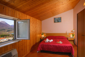 Camera Matrimoniale - Hotel Holidays Barrea - Vista Lago e Montagne