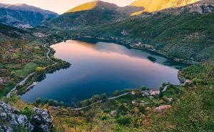 Lago di Scanno - Sentiero del Cuore #lagoaformadicuore